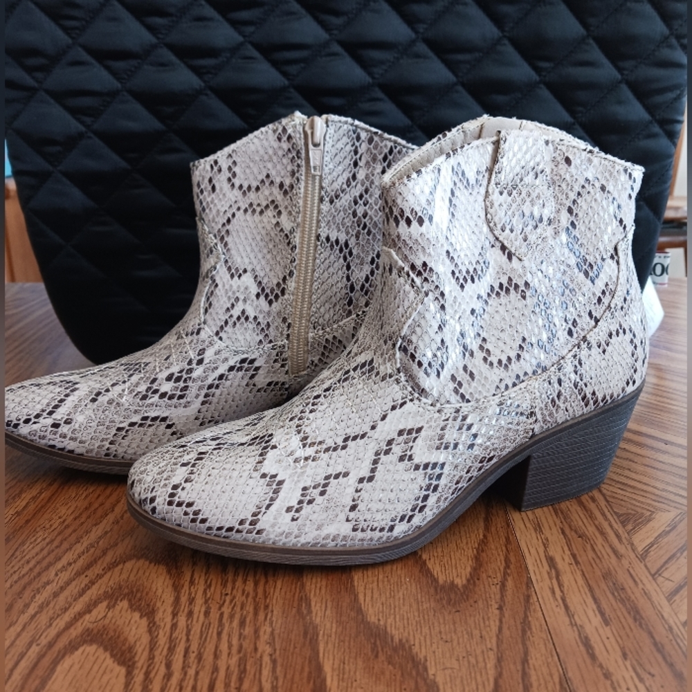 So snake print ankle boots women's sz 7 1/2.